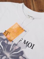 Fier De Moi T-shirt Steel Iris Front Printing Short Sleeve White - Gambar 4